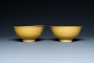 Une paire de bols en porcelaine de Chine en jaune monochrome, marque de Yongzheng, 19&egrave;me