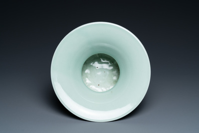 Un crachoir en porcelaine de Chine en c&eacute;ladon monochrome, marque de Yongzheng, R&eacute;publique