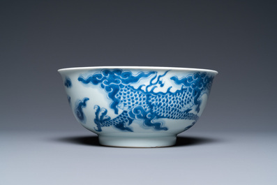 Un bol en porcelaine de Chine en bleu et blanc &agrave; d&eacute;cor d'un dragon, marque et &eacute;poque de Yongzheng