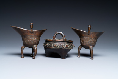 Deux petites verseuses de type 'jue' et un br&ucirc;le-parfum tripod, probablement Yuan