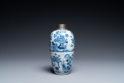 Une bo&icirc;te &agrave; th&eacute; en porcelaine de Chine en bleu et blanc &agrave; monture en argent, Kangxi