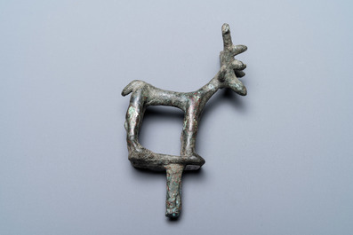 Een Luristaanse bronzen pin met een hert, Iran, 1e millennium v.C.