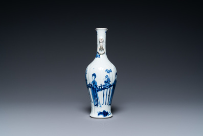 Un vase en porcelaine de Chine en bleu et blanc aux anses en forme de t&ecirc;tes d'&eacute;l&eacute;phants, Kangxi