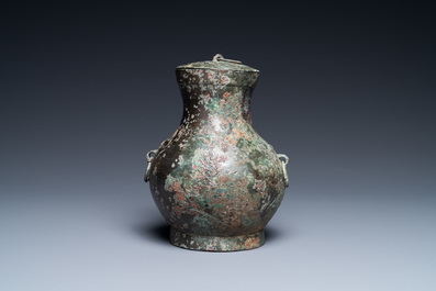 Un vase de forme 'hu' et son couvercle, Han