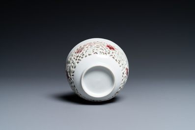 Un bol ajour&eacute; et &agrave; double parois en porcelaine de Chine en rouge de cuivre et c&eacute;ladon, Yongzheng