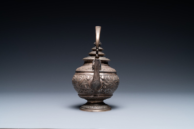 Een Thaise zilveren theepot met deksel, 19e eeuw