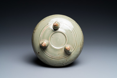 Un br&ucirc;le-parfum tripod en porcelaine de Chine en c&eacute;ladon de Yaozhou, Song ou apr&egrave;s
