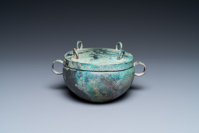 Een Chinese archa&iuml;sche bronzen 'zhou' dekselkom, Periode van Lente en Herfst