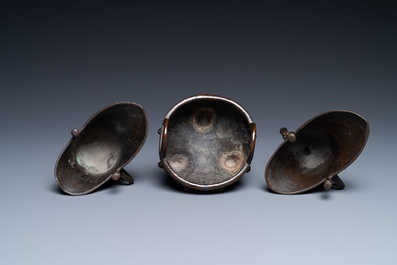 Twee Chinese kleine bronzen 'jue' wijnkannen en een driepotige wierookbrander, wellicht Yuan