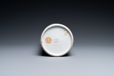 Un porte-chapeau en porcelaine de Chine qianjiang cai, sign&eacute; Xia Dingchen et dat&eacute; 1912, marque et &eacute;poque de Xuantong