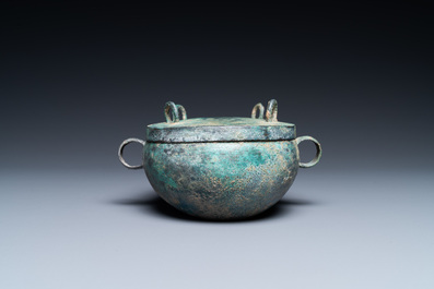 Een Chinese archa&iuml;sche bronzen 'zhou' dekselkom, Periode van Lente en Herfst