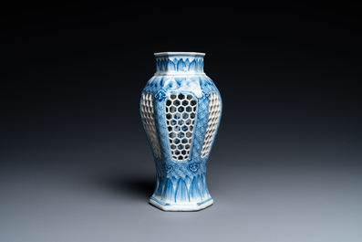 Un vase ajour&eacute; et &agrave; double parois en porcelaine de Chine en bleu et blanc, Kangxi