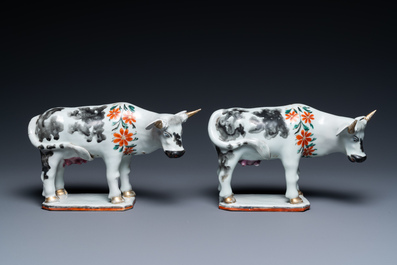 Une paire de vaches en porcelaine de Chine d'exportation d'apr&egrave;s des mod&egrave;les en fa&iuml;ence de Delft, Qianlong