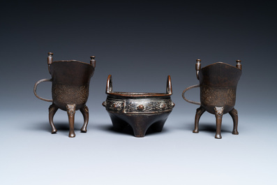 Twee Chinese kleine bronzen 'jue' wijnkannen en een driepotige wierookbrander, wellicht Yuan