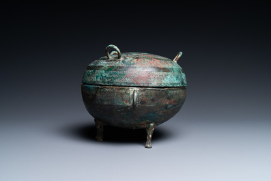 Un bol &agrave; nourriture rituel tripod couvert de type 'dui' en bronze, Chine, Zhou de l'Est