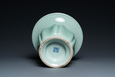 Een Chinese monochrome celadon 'zhadou' kwispedoor, Yongzheng merk, Republiek