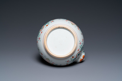 Une verseuse de type kendi en porcelaine de Chine famille rose &agrave; d&eacute;cor 'Pompadour',  Yongzheng/Qianlong