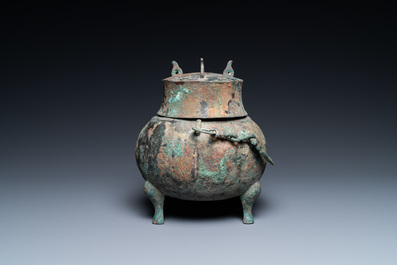 Un pot &agrave; vin rituel tripod couvert en bronze, Chine, Han de l'Ouest