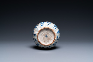Un base de narguil&eacute; en porcelaine de Chine 'p&acirc;te tendre' en bleu et blanc, Kangxi