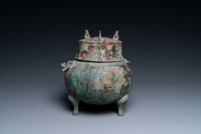 Een Chinese rituele driepotige bronzen 'houlou' wijnkan met deksel, westelijke Han