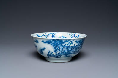 Un bol en porcelaine de Chine en bleu et blanc &agrave; d&eacute;cor d'un dragon, marque et &eacute;poque de Yongzheng