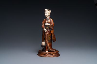 Un okimono d'une geisha en bois, laque, ivoire et nacre, Japon, Meiji, 19&egrave;me