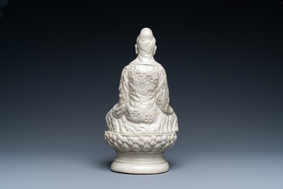 Une figure de Quan Am en porcelaine c&eacute;ladon monochrome, Vietnam du Nord, 17/18&egrave;me