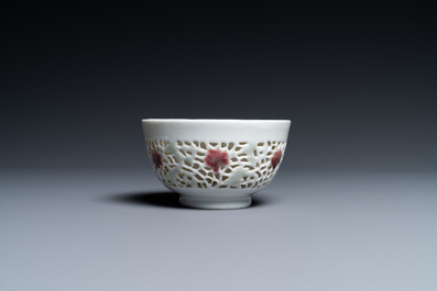 Un bol ajour&eacute; et &agrave; double parois en porcelaine de Chine en rouge de cuivre et c&eacute;ladon, Yongzheng