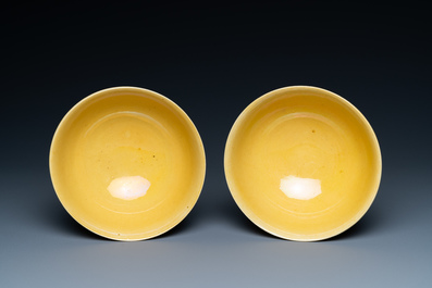 Une paire de bols en porcelaine de Chine en jaune monochrome, marque de Yongzheng, 19&egrave;me