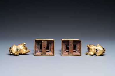 Une paire de lions bouddhistes en bronze dor&eacute; sur socles en &eacute;maux champlev&eacute;s, Chine, 18/19&egrave;me