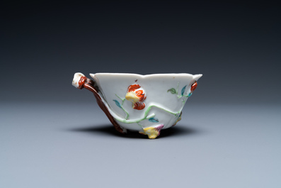 Une coupe libatoire en porcelaine de Chine famille rose &agrave; d&eacute;cor floral, Yongzheng