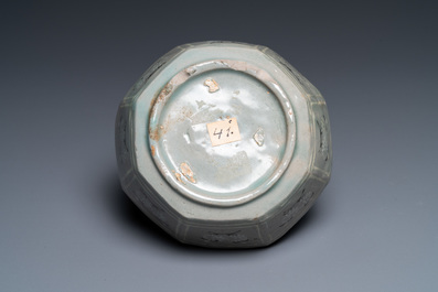 Un lave-pinceaux de forme octagonale en porcelaine de Cor&eacute;e c&eacute;ladon, probablement Goryeo, 14/15&egrave;me