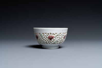 Un bol ajour&eacute; et &agrave; double parois en porcelaine de Chine en rouge de cuivre et c&eacute;ladon, Yongzheng