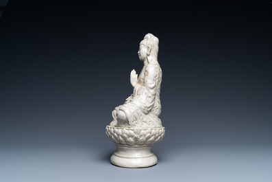 Une figure de Quan Am en porcelaine c&eacute;ladon monochrome, Vietnam du Nord, 17/18&egrave;me