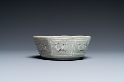 Un lave-pinceaux de forme octagonale en porcelaine de Cor&eacute;e c&eacute;ladon, probablement Goryeo, 14/15&egrave;me