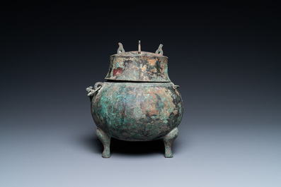 Een Chinese rituele driepotige bronzen 'houlou' wijnkan met deksel, westelijke Han