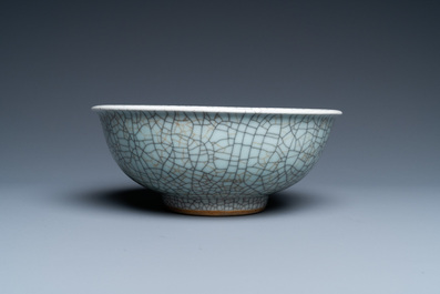 A Chinese 'geyao' crackle-glazed bowl, Yongzheng/Qianlong