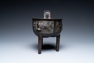 Een Chinese driepotige bronzen 'taotie' wierookbrander, Ming