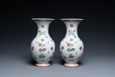 Une paire de vases en porcelaine de Chine famille rose, marque de Yongzheng, 19/20&egrave;me