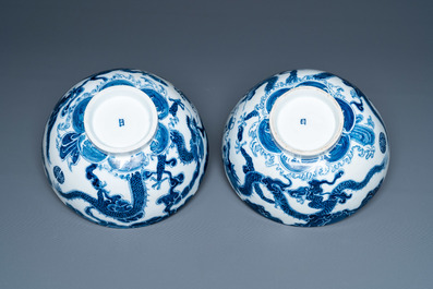 Une paire de bols en porcelaine de Chine 'Bleu de Hue' pour le Vietnam, 20&egrave;me