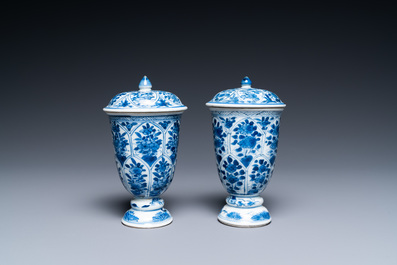 Een paar Chinese blauw-witte dekselbekers, Kangxi