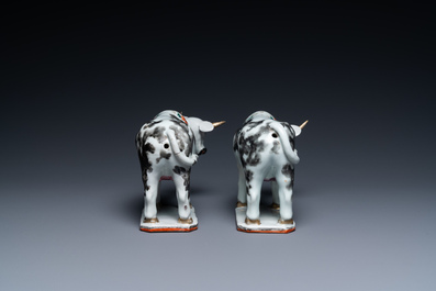 Une paire de vaches en porcelaine de Chine d'exportation d'apr&egrave;s des mod&egrave;les en fa&iuml;ence de Delft, Qianlong
