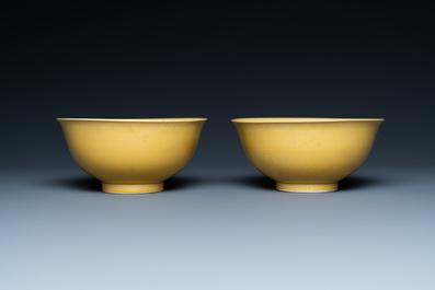 Une paire de bols en porcelaine de Chine en jaune monochrome, marque de Yongzheng, 19&egrave;me