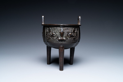 Un br&ucirc;le-parfum tripod en bronze &agrave; d&eacute;cor de masques taotie, Chine, Ming