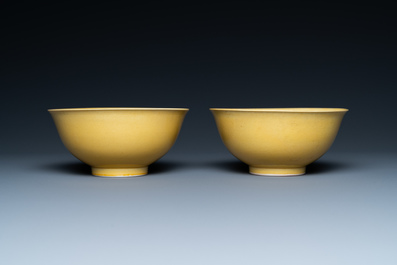 Une paire de bols en porcelaine de Chine en jaune monochrome, marque de Yongzheng, 19&egrave;me