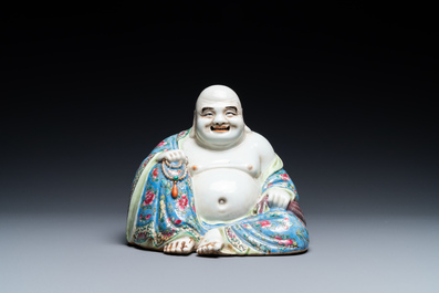 Une figure de Bouddha en porcelaine de Chine famille rose, marque Xue Chang Sen Zuo, R&eacute;publique