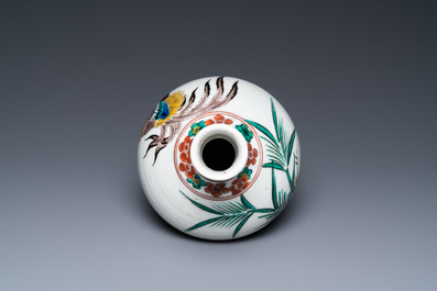 Un vase de forme bouteille en porcelaine Ko-Imari de style Ko-Kutani &agrave; d&eacute;cor d'un coq, d'une poule et leur poussin, probablement Edo, fin du 17&egrave;me