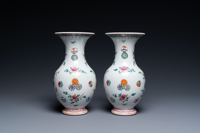 Une paire de vases en porcelaine de Chine famille rose, marque de Yongzheng, 19/20&egrave;me