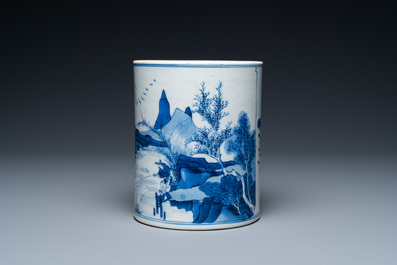 Un porte-pinceaux de type 'bitong' en porcelaine de Chine en bleu et blanc, Kangxi
