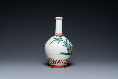 Un vase de forme bouteille en porcelaine Ko-Imari de style Ko-Kutani &agrave; d&eacute;cor d'un coq, d'une poule et leur poussin, probablement Edo, fin du 17&egrave;me